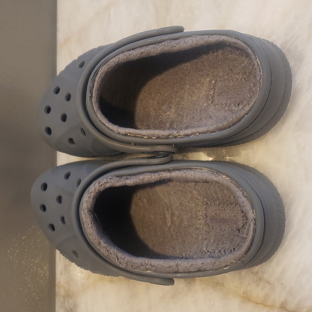 Gray lined Crocs - Picture 3 of 9